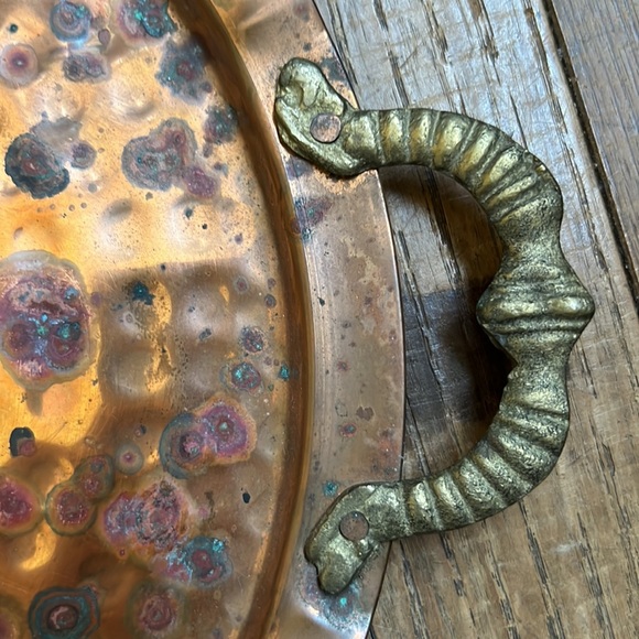 Vintage copper round serving trey with brass handles hammered design, rustic - Picture 3 of 16